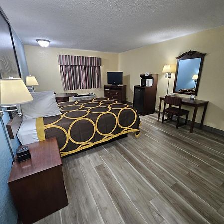 Super 8 By Wyndham Clinton Hotel Ngoại thất bức ảnh