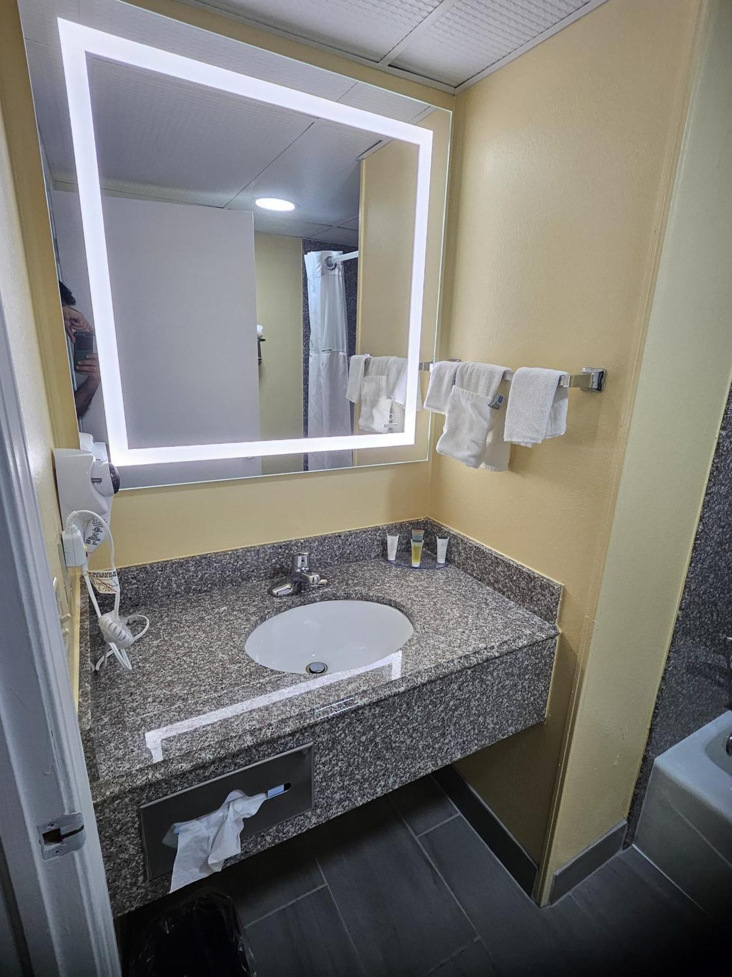 Super 8 By Wyndham Clinton Hotel Ngoại thất bức ảnh