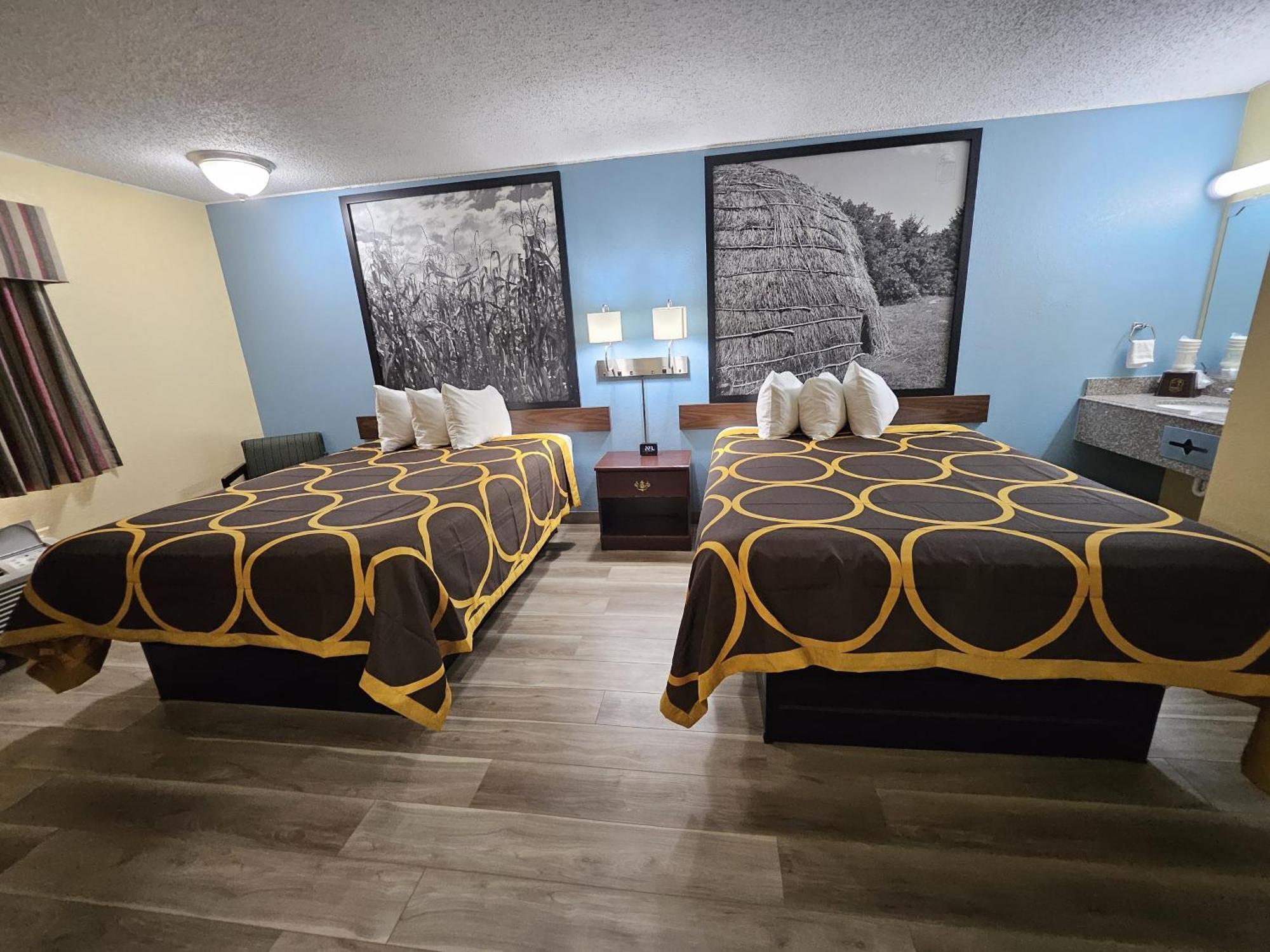 Super 8 By Wyndham Clinton Hotel Ngoại thất bức ảnh