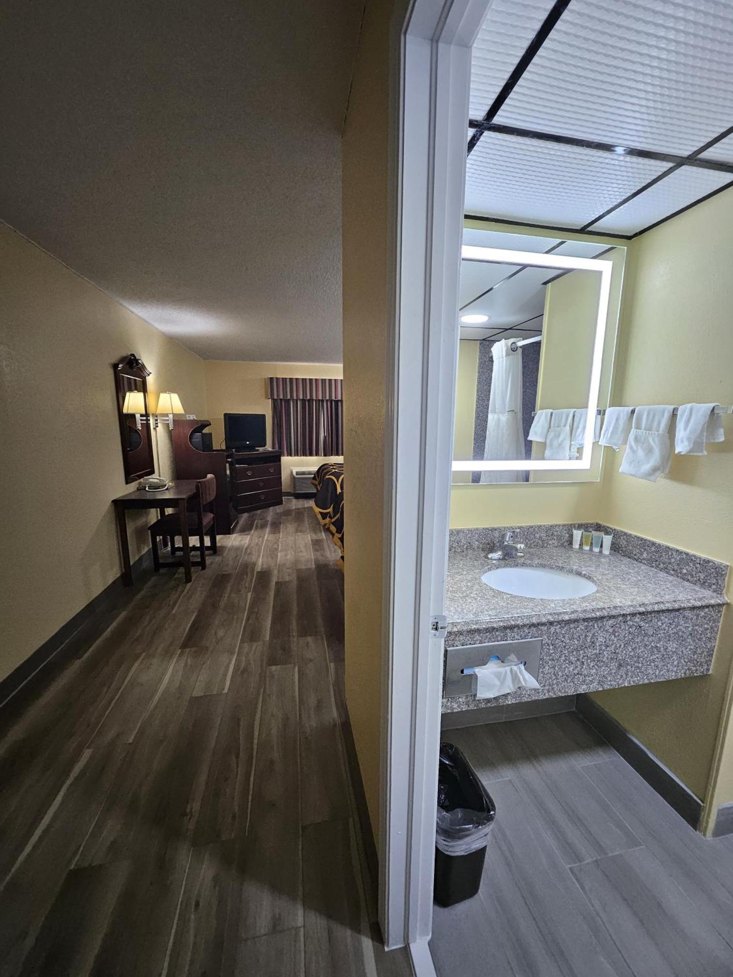 Super 8 By Wyndham Clinton Hotel Ngoại thất bức ảnh