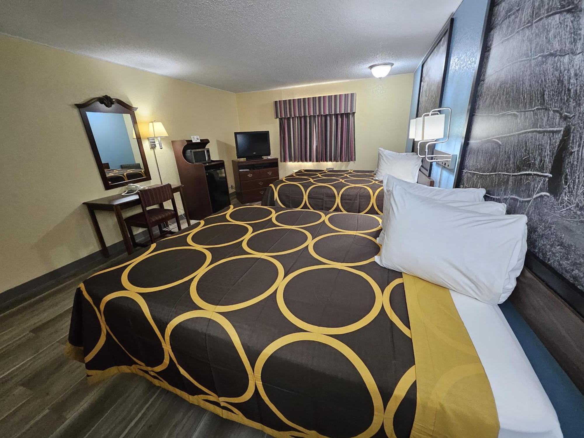 Super 8 By Wyndham Clinton Hotel Ngoại thất bức ảnh