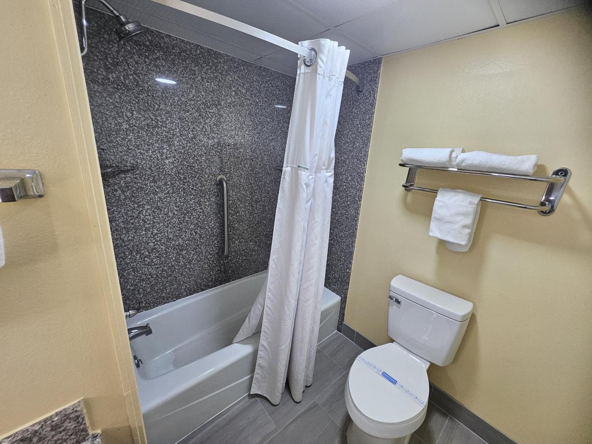Super 8 By Wyndham Clinton Hotel Ngoại thất bức ảnh